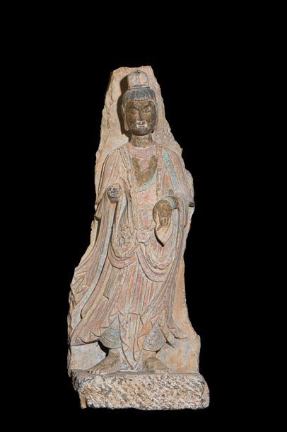 null Le Boddhisattva Kwan Yin figuré debout vêtu d'une longue robe monastique plissée...