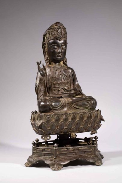 null Le Boddhisattva Kwan Yin assis en virasana sur une importante base lotiforme...