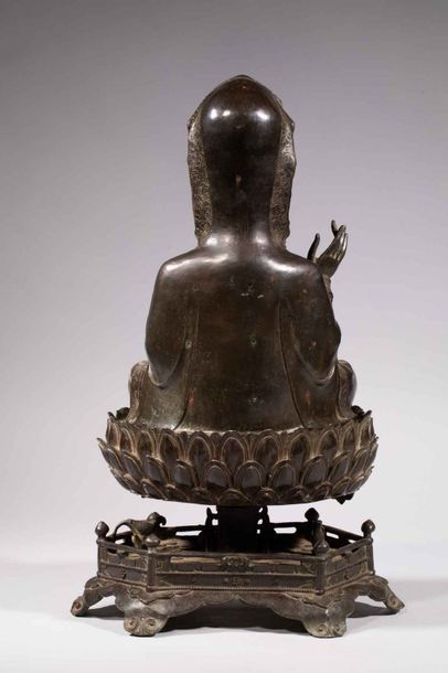 null Le Boddhisattva Kwan Yin assis en virasana sur une importante base lotiforme...