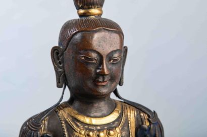 null Buddha assis en méditation dyanasana sur un double socle lotiforme , les mains...