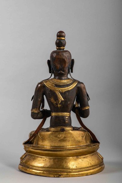 null Buddha assis en méditation dyanasana sur un double socle lotiforme , les mains...