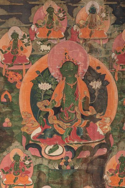 null Tanka illustrant Tara verte au centre, en lalitasana sur un lotus auréolé d'un...