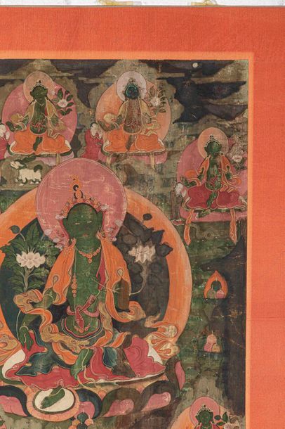 null Tanka illustrant Tara verte au centre, en lalitasana sur un lotus auréolé d'un...