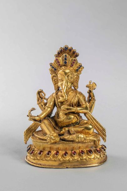 null Ganesh assis en délassement royal sur un socle lotiforme , sous une forme à...