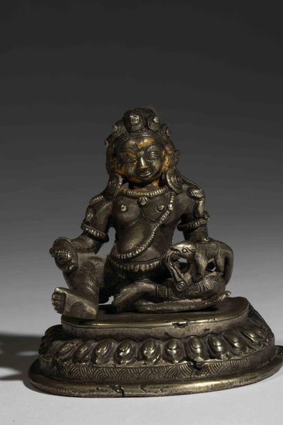 null Kubera Dieu de la bonne fortune l'un des dharmapala de la loi bouddhique assis...