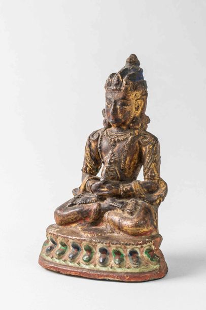 null Le Buddha Amitayus assis en méditation tenant dans son giron le kalasha, le...