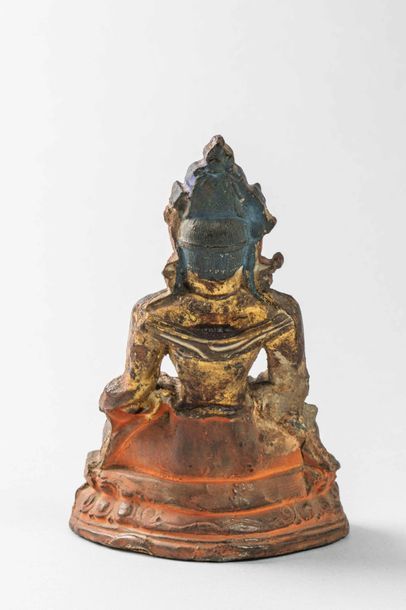 null Le Buddha Amitayus assis en méditation tenant dans son giron le kalasha, le...