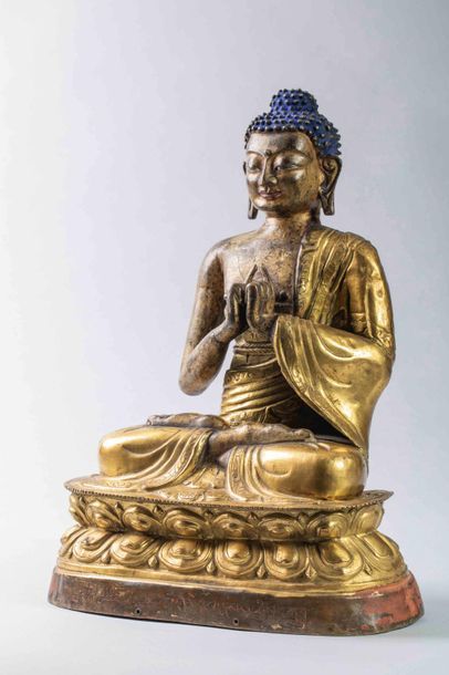 null Buddha Amitabha assis en méditation sur un socle lotiforme , vêtu de la robe...
