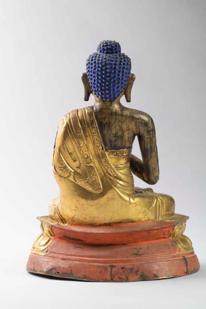 null Buddha Amitabha assis en méditation sur un socle lotiforme , vêtu de la robe...