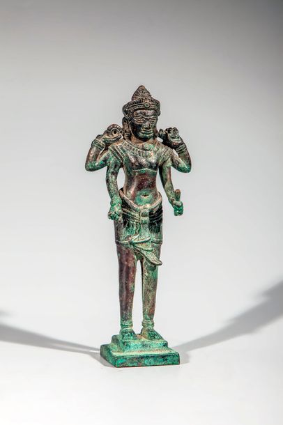 null Vishnu debout dans une posture hiératique vêtu d'un sampot court coiffé d'une...