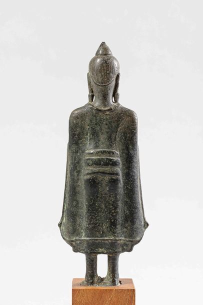 null Buddha debout dans une posture hiératique vêtu d'une robe monastique moulant...