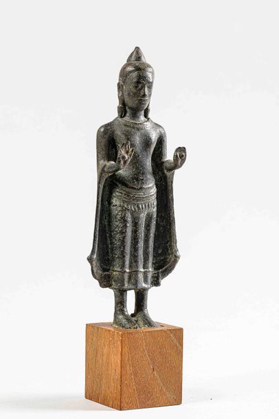 null Buddha debout dans une posture hiératique vêtu d'une robe monastique moulant...