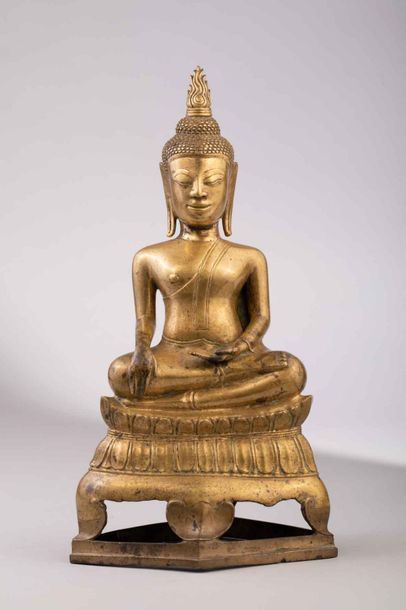 null Buddha Maravijaya assis sur un haut socle tripode à double rangées de pétales...