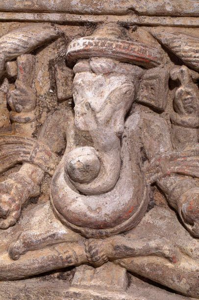 null Bas relief de sanctuaire illustrant Ganesh assis en vajrasana sous une forme...