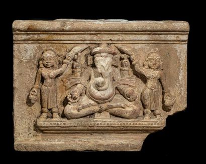 null Bas relief de sanctuaire illustrant Ganesh assis en vajrasana sous une forme...