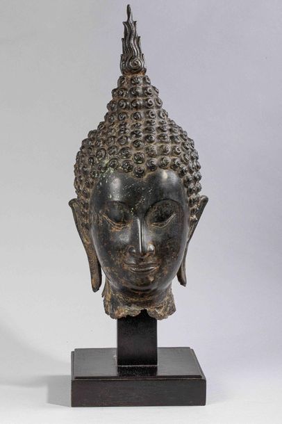 null Tête de Buddha à l'expression sereine coiffée de larges bouclettes surmontée...