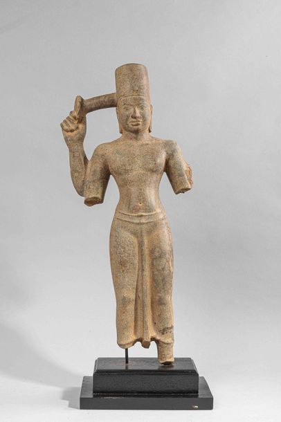 null Vishnu debout à quatre bras vêtu d'un sampot long moulant son corps juvénile...