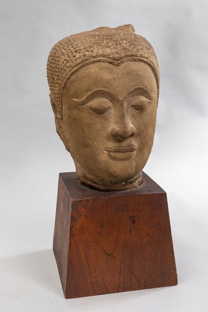 null Tête de Buddha à l'expression sereine les yeux mi-clos préconisant le regard...