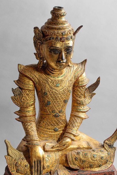 null Buddha Maravijaya richement et paré et vêtu d'une tiare conique assis sur un...