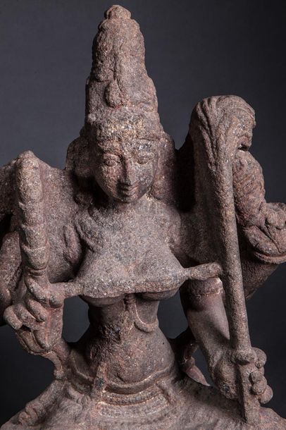 null Shri-Devi parèdre de Vishnu assise en lalita asana sous sa forme à 4 bras tenant...