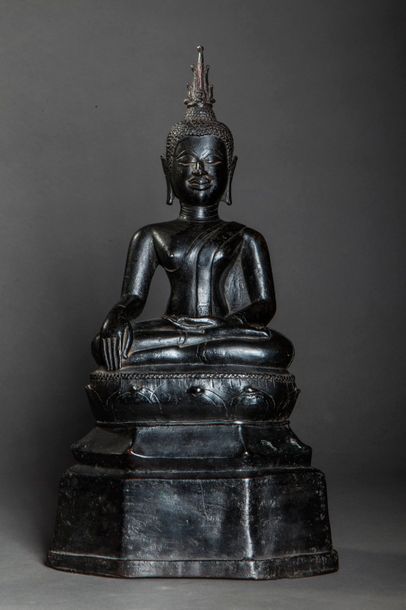 null Buddha Maravijaya assis en virasana sur un haut socle lotiforme, la main droite...