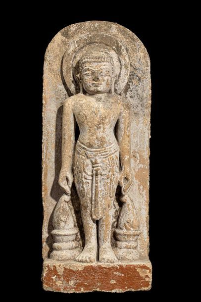 null Stèle Tirtankara debout dans une posture hiératique vêtu d'un sampot noué, auréolé...