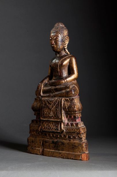 null Buddha Maravijaya assis sur un socle étagé lotiforme couvert d' une double bannière...
