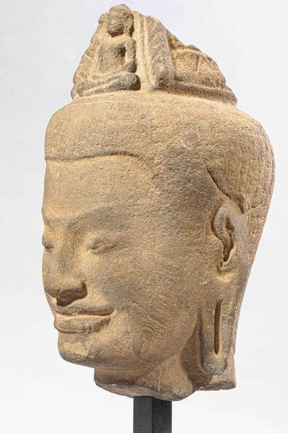 null Tête du Boddhisattva Lokeshvara, surmontée de la figure du Buddha Amitabha dans...