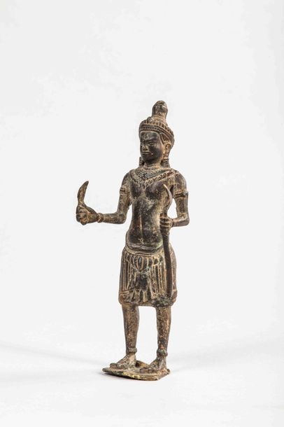 null Shiva debout vêtu d'un sampot court, paré d'un pectoral et coiffé d'un diadème...