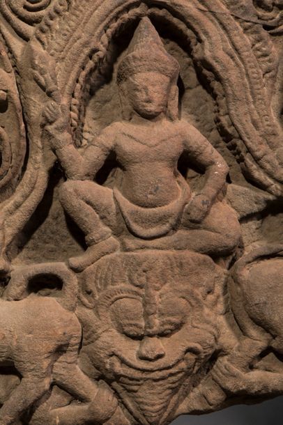 null Frise de linteau de sanctuaire illustrant Vishnu dans une végétation foisonnante...