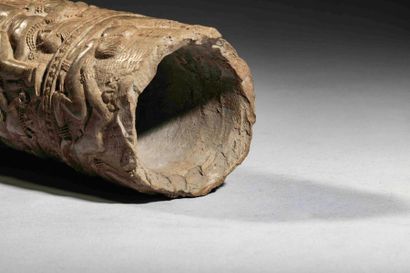null Rare fragment de vase Chandraketugarh de forme cylindrique évasé à la base,...