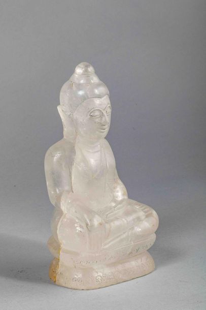 null Buddha Maravijaya votif. Sculpté dans un bloc de cristal de roche. Birmanie....