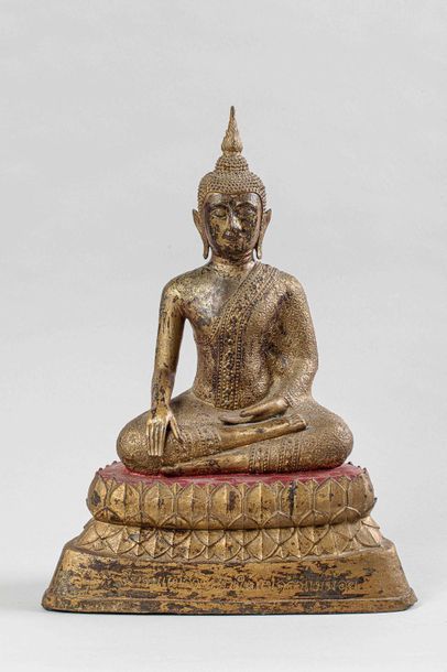 null Buddha Maravijaya assis en virasana sur un haut socle lotiforme marqué d'une...