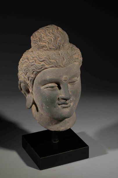 null Tête du Boddhisattva Maïtreya à la beauté juvénile, la chevelure bouclée, coiffée...