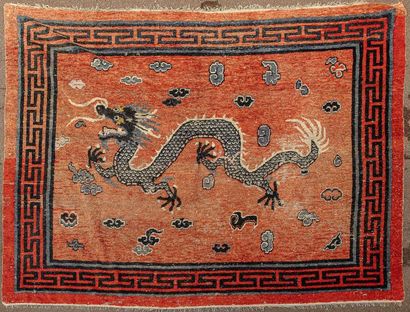 null Important tapis de laine rouge illustré d'un dragon impérial gris flottant au...