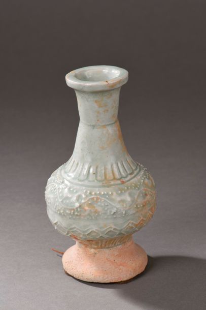 null Paire de vases d'offrande Qinbaï balustre sur piédouche en fin grès porcelaineux...