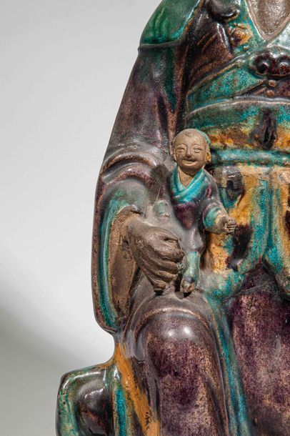 null Le Boddhisattva Kwan Yin assis en délassement sur un tertre, vêtu de sa robe...