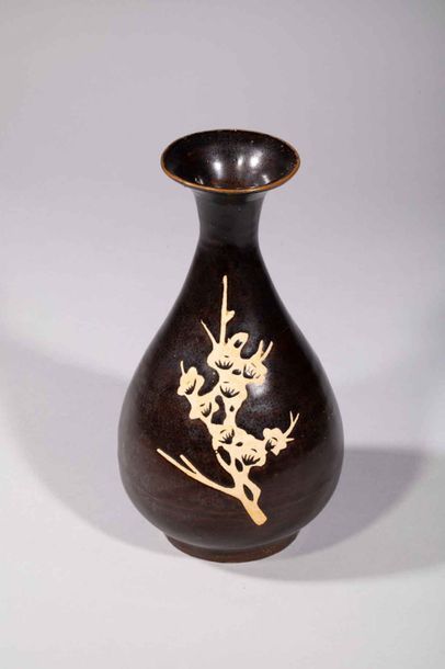 null Vase Yuhuchunping Cizhu à décor d'une branche de prunus beige en réserve sur...