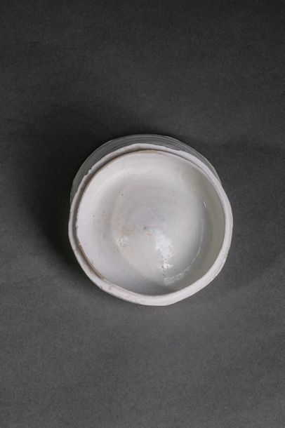 null Boîte oblongue couverte Qinbaï en fin grès porcelaineux moulée sous couverte...