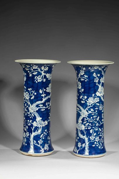 null Paire de vases rouleau à ouverture évasée en porcelaine décorée en négatif sur...