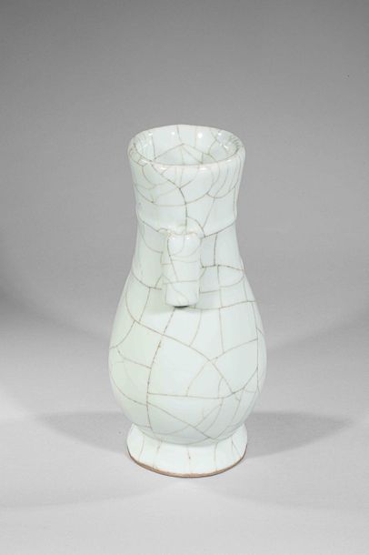 null Vase Hu "Ghe Yao" à glaçure monochrome blanche larges craquelures veinées de...