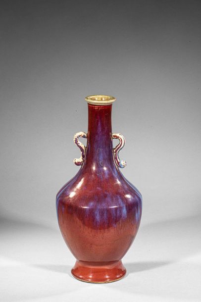 null Vase flacon langyao sur piédouche à col droit serti de deux anses en forme de...
