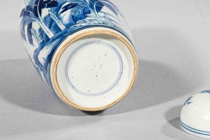null Haute potiche cylindrique couverte en porcelaine blanche décoré en bleu cobalt...