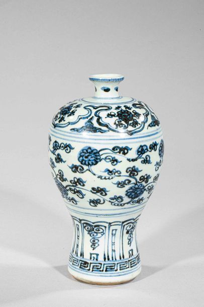null Vase meïping en porcelaine blanche décoré en bleu cobalt sous couverte de guirlandes...