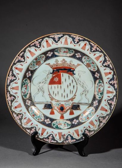 null Important plat armorié "Nicolas Van Bambeeck" en porcelaine Imari décoré en...