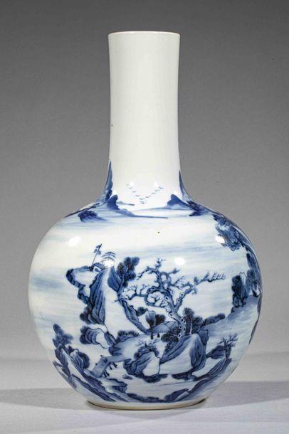 null Vase de forme Tianqiuping en porcelaine blanche décoré en bleu cobalt sous couverte...