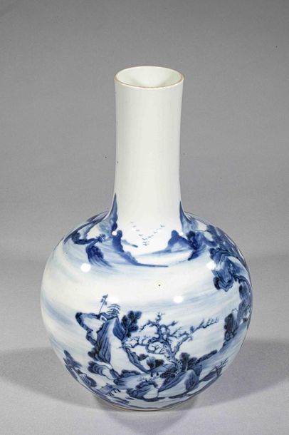null Vase de forme Tianqiuping en porcelaine blanche décoré en bleu cobalt sous couverte...