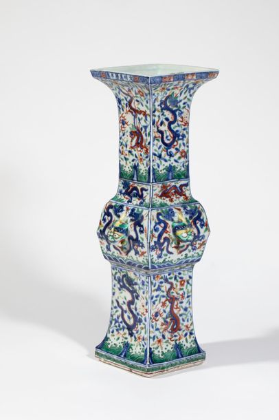 null Vase  Beaker Wuçaï de forme quadrangulaire rappelant les pièces archaïque de...