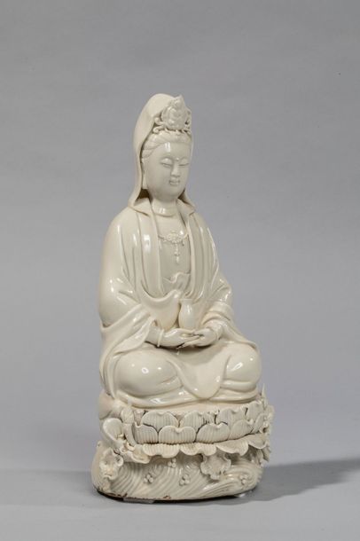 null Le Boddhisattva Kwan Yin assis en méditation sur un socle à pétales de lotus...