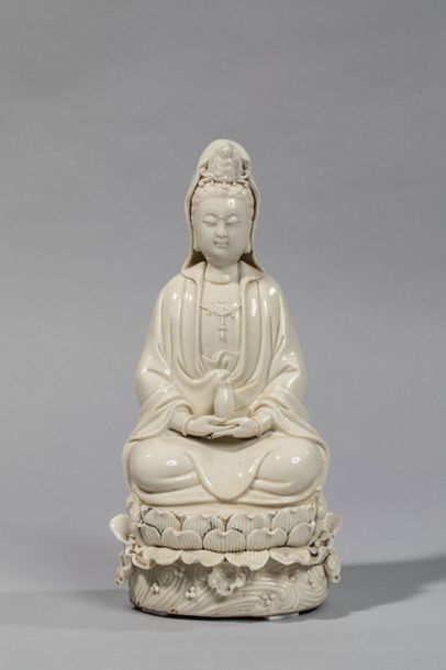 null Le Boddhisattva Kwan Yin assis en méditation sur un socle à pétales de lotus...